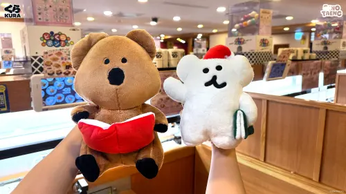 ▲主題店指定任務抽獎送DINOTAENG絨毛玩偶。（圖／藏壽司提供）
