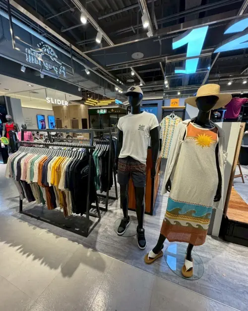 ▲ROXY長年以比基尼、防曬水母衣、衝浪及休閒服飾受到台灣女性喜愛，但目前官網全站商品已下架，多家門市也陸續進入營運倒數。（圖／翻攝自臉書粉專「Roxy Taiwan﻿」）