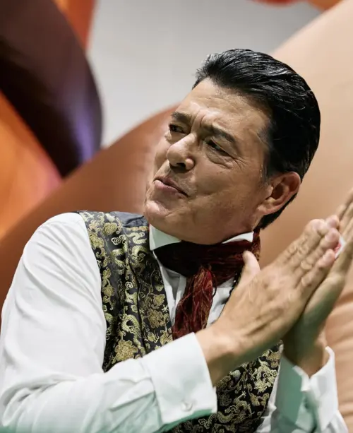 ▲67歲的Declan Wong擺出賭神的架式，還是有模有樣。（圖／翻攝自 IG@stephenfungible）