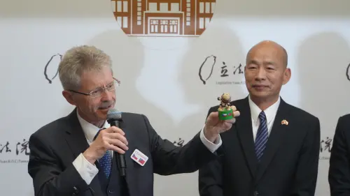 韋德齊贈韓國瑜一隻捷克獅子！親曝背後深意：跌倒總再站起來