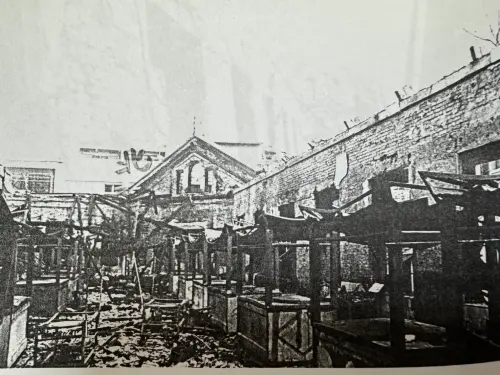 ▲NOWNEWS向彰化縣消防局調閱2003年紅磚市場火警後蒐證照片，天花板因木造建築全都付之一炬。（圖／彰化縣消防局提供）
