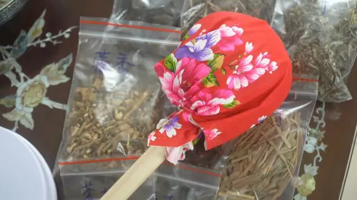 ▲王家瑋與在地文創團體舉辦走讀活動，結合當地中藥行製作古早中藥槌。（圖／王家瑋提供）