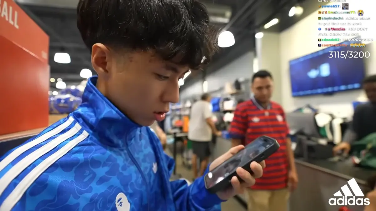 ▲Ray使用adidas「無限信用卡」幫路人買單，結果金額超過5千元一度碰壁，只好打給高層溝通。（圖／Youtube＠RayAsianBoy Live）