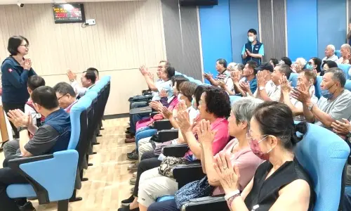 ▲高雄市政府交通局局長張淑娟對高齡換照給於高度肯定。(圖／高雄市區監理所提供)