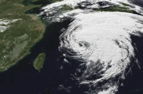 ▲薔蜜颱風移動速度相當快，強度減弱為輕颱，對日本本島陸地有風雨威脅。（圖／翻攝NCDR）