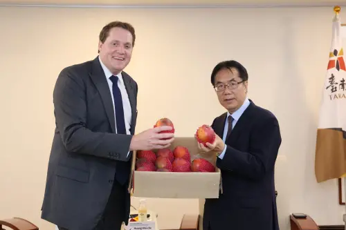 ▲ 黃偉哲贈送愛文芒果給張子霖並表示台南永遠歡迎他。（圖／南市府提供）