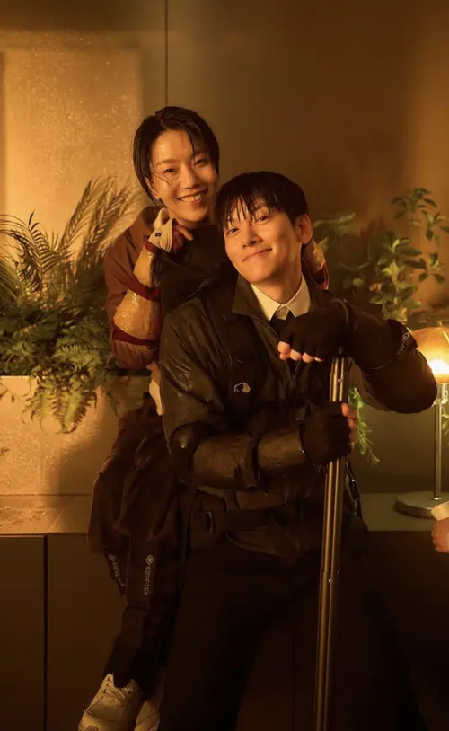 ▲金新綠（左）與池昌旭（右）在《屍速禁區》扮演姊弟，相關情節引起不少討論。（圖／車庫娛樂提供）