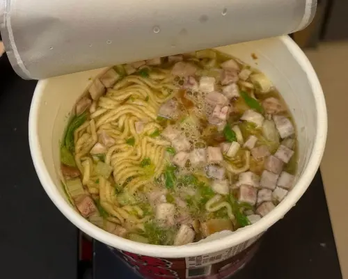 ▲「芋見喔ㄚ肉燥湯麵」將鹹香濃郁的經典肉燥湯頭，結合真材實料的芋頭塊，讓口感層次更豐富。（圖／全家便利商店 / 7-11 超商新品&好物分享區臉書）