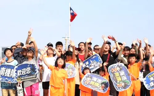 ▲海巡署艦隊分署南部地區機動海巡隊邀六龜育幼院師生登雲林艦參訪。(圖／海巡署南部地區機動海巡隊提供)