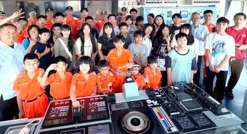 ▲海巡署艦隊分署南部地區機動海巡隊邀六龜育幼院師生登雲林艦參訪，在該艦駕駛台參觀。(圖／海巡署南部地區機動海巡隊提供)