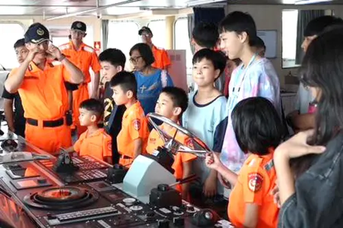 ▲海巡署艦隊分署南部地區機動海巡隊邀六龜育幼院師生登雲林艦參訪，在該艦駕駛台參觀，並為參訪師生導覽解說。(圖／海巡署南部地區機動海巡隊提供)