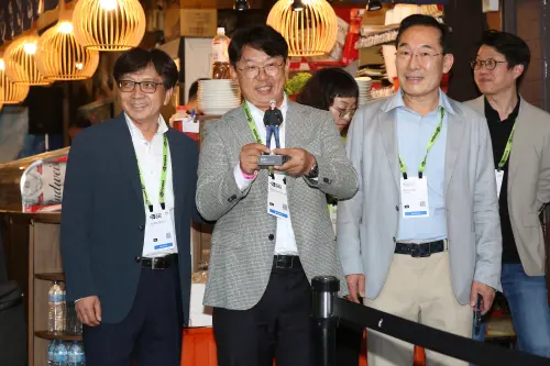 ▲韓國企業高層準備了黃仁勳穿上經典皮衣外套、牛仔褲穿搭的Q版人偶公仔。（圖╱記者邱曾其攝）