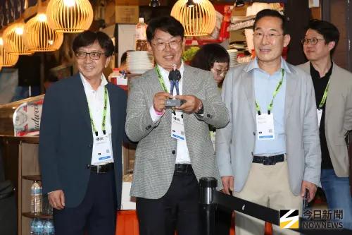 ▲韓國企業高層準備了黃仁勳穿上經典皮衣外套、牛仔褲穿搭的Q版人偶公仔。（圖╱記者邱曾其攝）