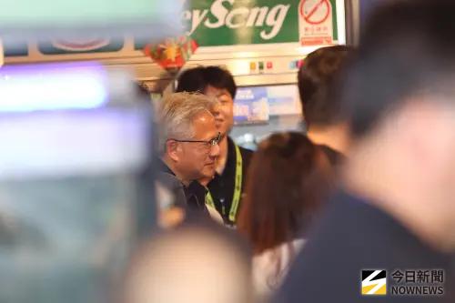▲輝達執行長黃仁勳今晚與SK海力士、三星電子等韓國科技巨頭在台北知名熱炒餐廳「品鱻海鮮」餐敘。（圖／記者邱曾其攝影）