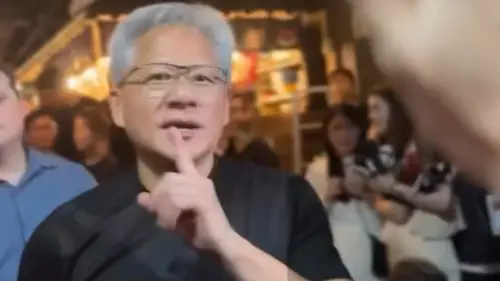 黃仁勳投餵秀人多太吵！他比「噓」　下一句話讓女粉絲原地融化了