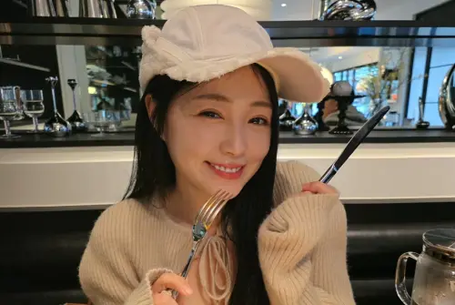 丫頭去餐廳都會打包剩菜回家！哽咽吐超暖原因：想讓媽媽也吃到