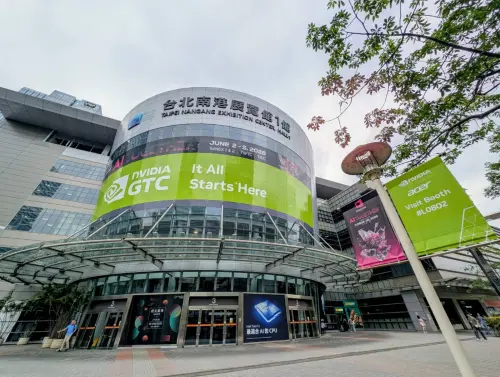 ▲開展首日湧現換證人潮！COMPUTEX 2026 今日起正式迎客，尚未預先登記的國內外業界買主，可直接前往各展館服務櫃台辦理「現場登錄」，備妥 2 張名片即可掃碼換證進場；一般民眾則需特別留意展館管制，切勿走錯通道。（圖／TCA 提供）