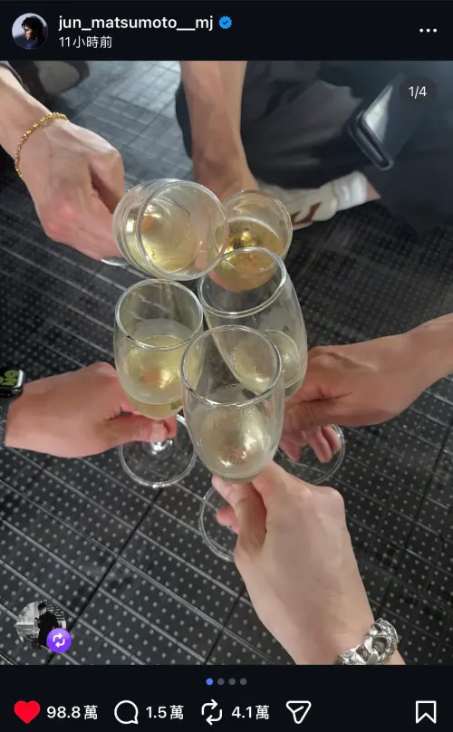 ▲ 松本潤發了嵐5位成員在舞台上的乾杯照，佐藤健不久之後也轉發了貼文。（圖／翻攝自松本潤IG）