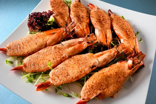 ▲台北凱撒大飯店的王朝中餐廳推出全新「夏季主廚推薦菜單」，共有9道菜，圖為明太子焗烤海大蝦。（圖／台北凱撒提供）