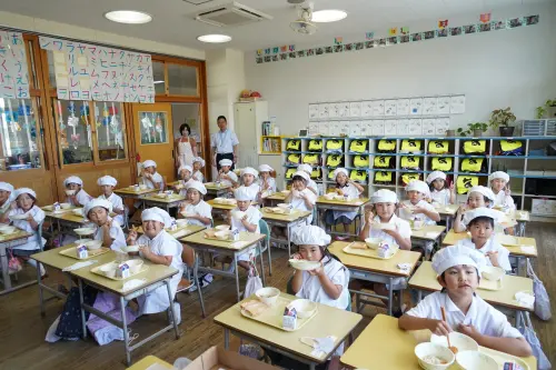 台南鳳梨直送日本友誼市學生餐桌　日本學生大呼好好吃