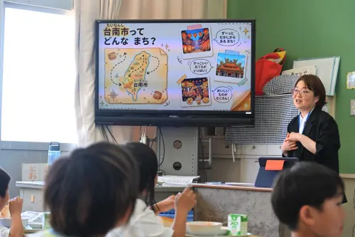 ▲ 宇佐市利用營養午餐享用鳳梨的機會，向學生介紹台南。（圖／南市府提供）