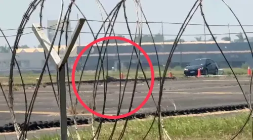 ▲T-34初級教練機因不明原因失控墜落，機體瞬間起火燃燒，畫面疑似為尾翼殘骸。（圖／翻攝@anti_soldier）