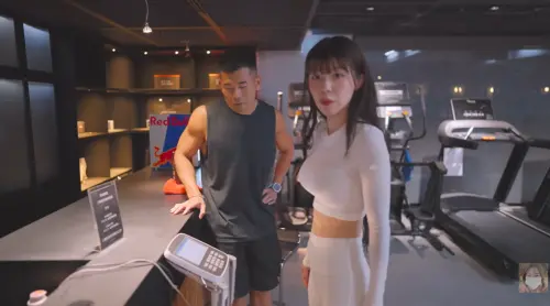 ▲李多慧（右）在健身房測量InBody，大方公開自己體重。（圖／翻攝自YouTube@lee_dahye）