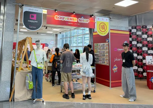▲乖乖聯名周邊吸引不少參展者駐足選購。（圖／記者周淑萍攝）