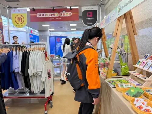 ▲有美國富士康員工前來採買，準備買綠色款帶回去放在機台上。（圖／記者周淑萍攝）