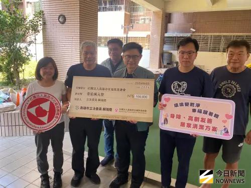 小鴨把拔版稅捐助社福公益　賴瑞隆助弱勢家戶迎向亮晶晶