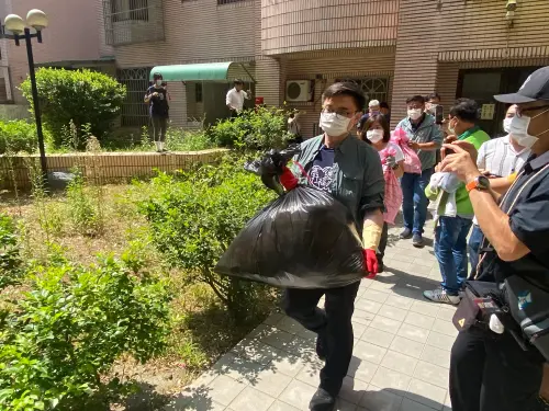 ▲高雄市長參選人、立委賴瑞隆今天前往鳳山區參與高雄市社福慈善總會的「亮晶晶計畫」，為弱勢個案清除垃圾。(圖／記者郭凱杰攝,2026.06.02)