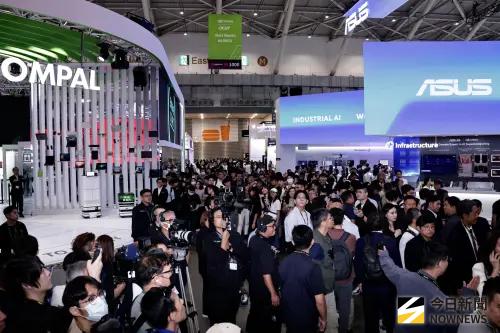 ▲COMPUTEX 2026今最後一天，也是唯一開放一般民眾買門票進場，看清交通地圖再衝世貿AI機器人展區。圖為開幕首日人潮畫面。（圖／記者吳翊緁攝）
