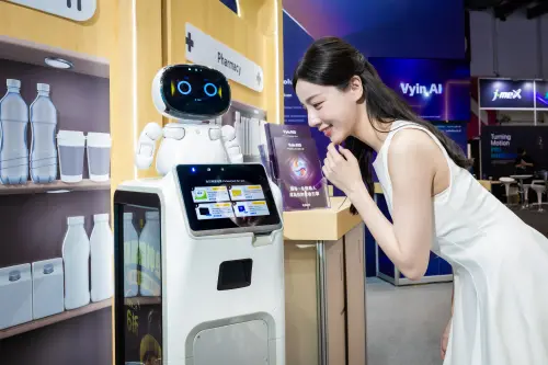 ▲搭載Vyin RIS的智慧零售機器人Collibot ，可完成從需求探索到商品導購的第一線銷售服務。（圖／橘子集團）