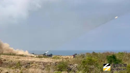 ▲43砲指部雷霆2000多管火箭系統於屏東滿豐陣地遠程精準打擊與強大火力投射能力。（圖／記者莊全成攝，2026.06.02）