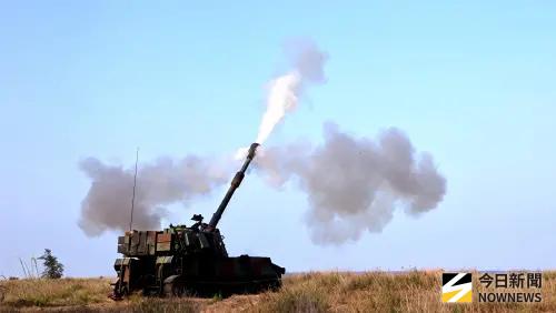 ▲砲訓部M109A2自走砲於臺南喜樹海灘，實施高射界射擊。（圖／記者莊全成攝，2026.06.02）