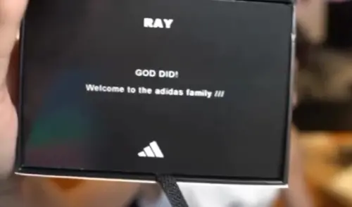 ▲adidas送給 Ray 的卡片外盒上寫著「GOD DID！Welcome to the adidas family」，足以顯見品牌對Ray的用心程度。（圖／Youtube＠RayAsianBoy Live）