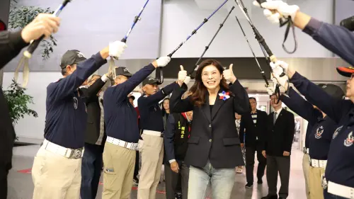 鄭麗文訪美團抵達舊金山！嗨喊：向美國傳達和平的真實聲音