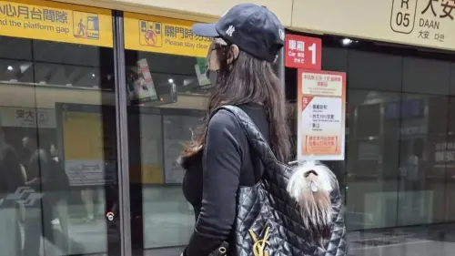捷運大安站「婀娜美魔女」揹16萬包包　口罩一摘是超大咖綜藝天后