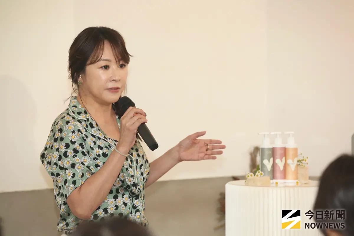 ▲連戰二媳婦路永佳（如圖）自創保養品牌，今日在記者會現場也分享媽媽經。她表示最近才剛跟青春期兒子吵架，兒子說他什麼都不想做，路永佳一氣之下要他乾脆去當流浪漢，結果兒子真的出走了，幸好後來回來了。（圖／記者邱曾其攝影）