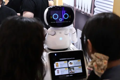 ▲AI機器人可化身購物幫手，協助消費者尋找特定商品、查詢促銷活動，甚至提供商品位置引導。（圖／記者朱永強攝）