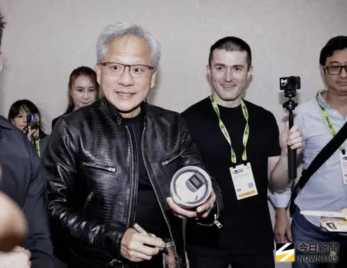 黃仁勳今天飛韓國！幫韓職開球、錄韓綜　忙碌行程比頂流男團還操
