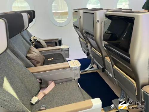▲華航787客機豪華經濟艙座位六向式頭枕結合環繞式防護罩。（圖／記者張乃文攝）