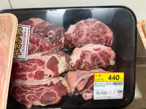 ▲爆款超市優惠現身！日系超市 LOPIA 肉品區大打折，網友曬出肉品直接貼上「49折」現標大下殺的照片，直呼「別人的抵制就是我貪婪的時候」。（圖／翻攝自臉書 人氣超市Lopia商品老實說 社團）