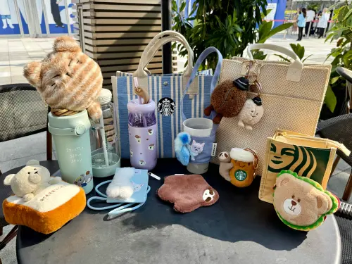 ▲星巴克又有療癒新品！樹懶、無尾熊化身可愛杯子，還有許多娃娃吊飾也好萌。（圖／記者蕭涵云攝）
