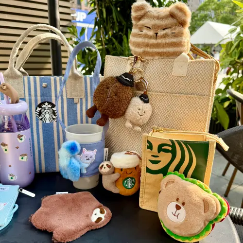 ▲星巴克「咖啡雙豆相伴鑰匙圈」有磁鐵相吸超可愛，「三明治小熊收納小包」Bearista熊熊還是貪吃的模樣。（圖／記者蕭涵云攝）
