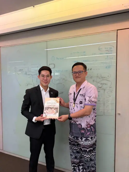 ▲知名泰國粉專「洪博泰愛講」的經營者洪銘謙博士與勒庫泰議員合照。（圖／NOWNEWS今日新聞）