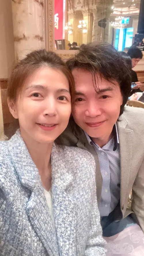 ▲吳鈴山（右）與老婆黃崇蘭結婚27年，育有2子1女，感情穩定甜蜜，常在社群平台分享家庭生活。（圖／翻攝自吳鈴山家族臉書）
