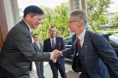 不畏中國壓力二度訪台！韋德齊獲頒勳章　林佳龍曝台捷下一步