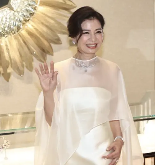 ▲66歲鍾楚紅為珠寶品牌開幕活動剪綵，仍舊散發女神丰采。（圖／翻攝自蘿嚴肅微博）