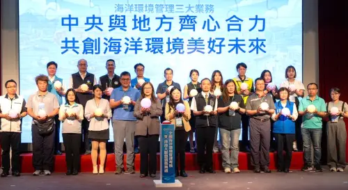 ▲海洋委員會主任委員管碧玲與海洋保育署署長陸曉筠，頒獎給績優人員。(圖／海洋保育署提供)